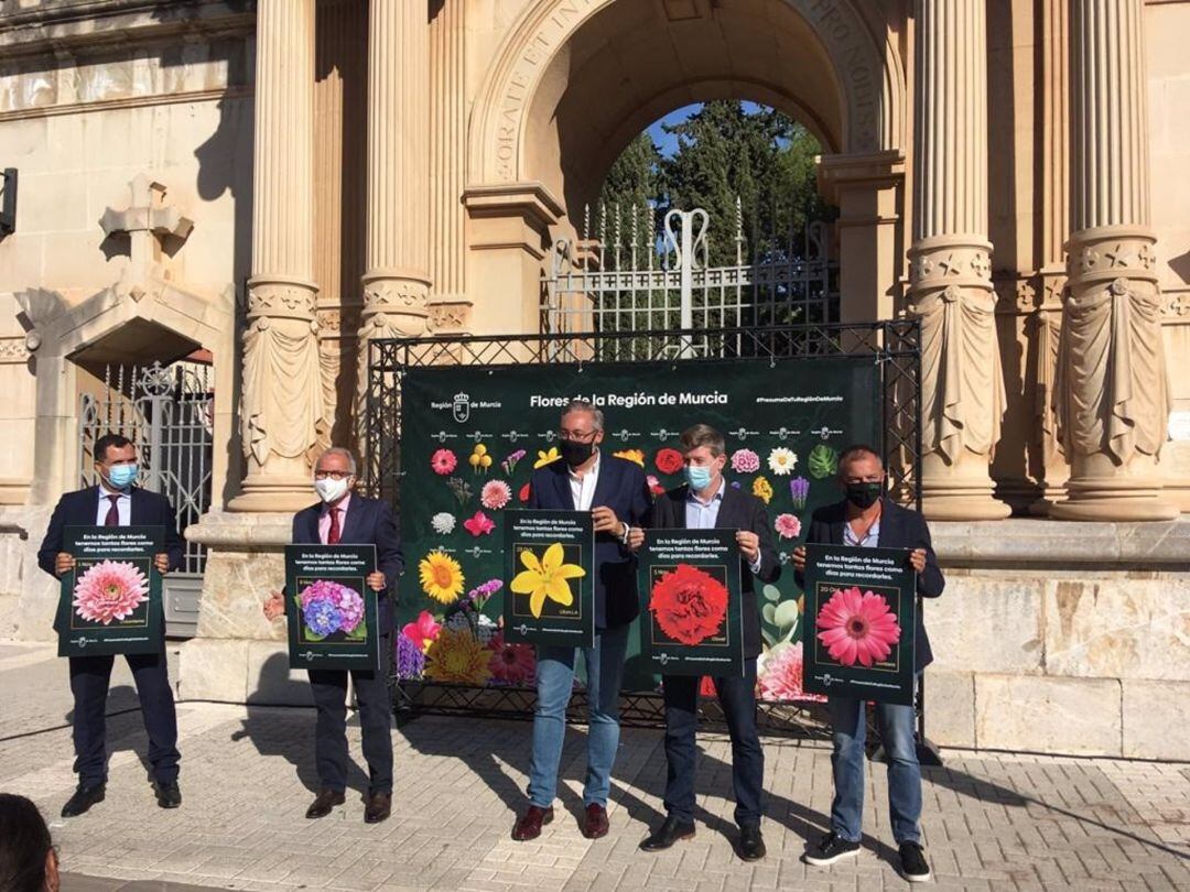 El secretario general de la Consejería de Agricultura, Víctor Martínez, durante la presentación de la campaña ‘En la Región de Murcia tenemos tantas flores como días para recordarles’