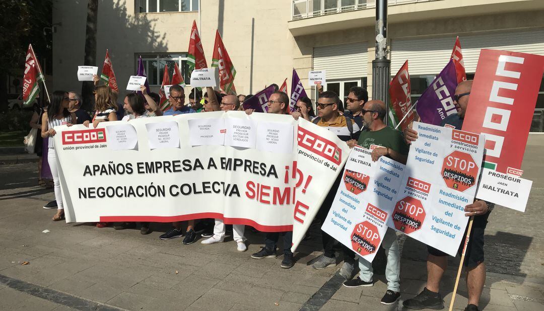 Concentración de CCOO frente a la Subdelegación del Gobierno.