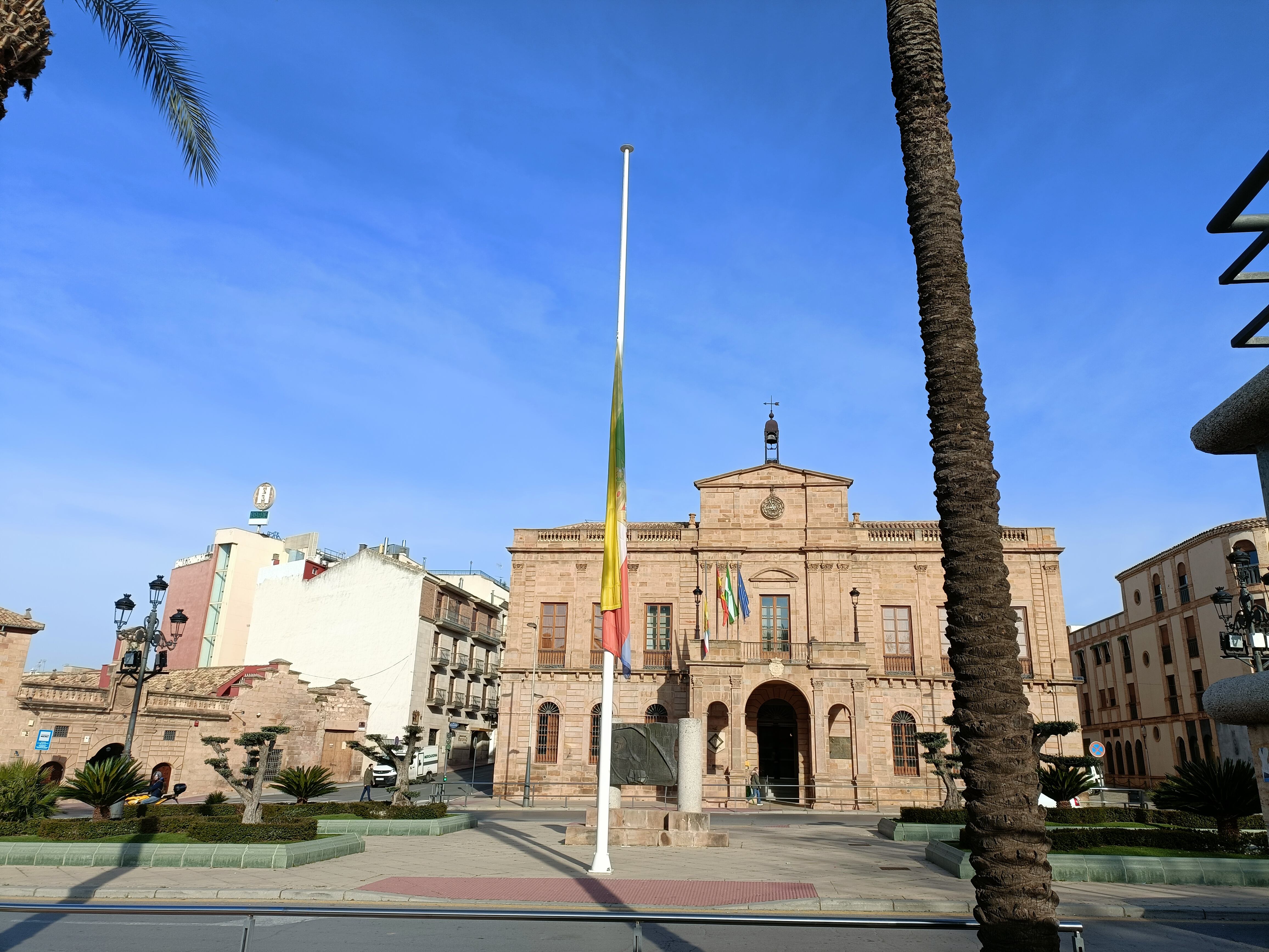 Banderas de Linares a media asta por luto.