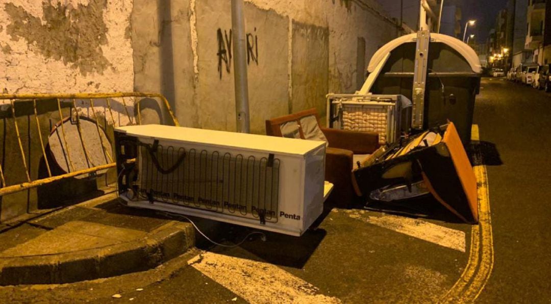 Imagen de archivo de enseres en una calle de la capital de Lanzarote.