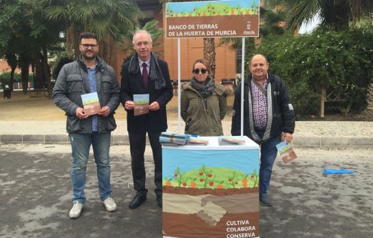 Antonio Navarro, concejal de Urbanismo, Medio Ambiente y Huerta, junto con el personal del punto de información móvil.