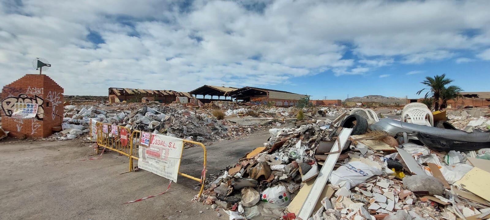 La mercantil ha colocado una valla para impedir el paso mientras se completa la retirada del amianto y el derrumbe de las estructuras