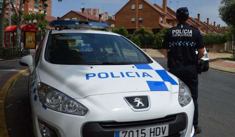 Un agente patrullando con su vehículo