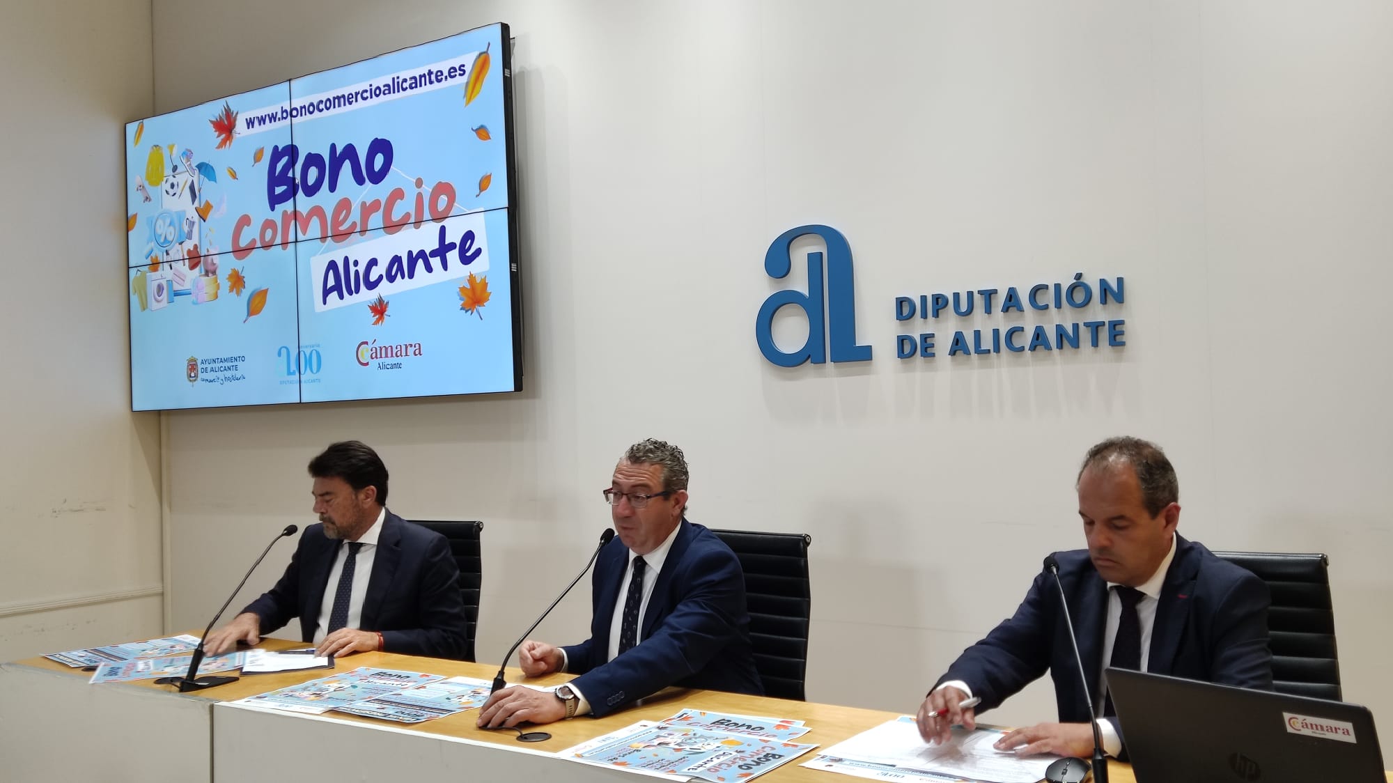 El alcalde Barcala, el presidente de la Diputación, Toni Pérez, y el presidente de la Cámara de Comercio, Carlos Baño, durante la presentación del Bono Comercio 2023