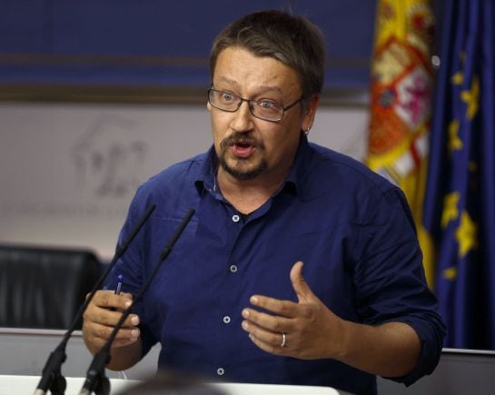 El portavoz de En Común Podem, Xavier Domènech, durante la rueda de prensa ofrecida hoy en el Congreso