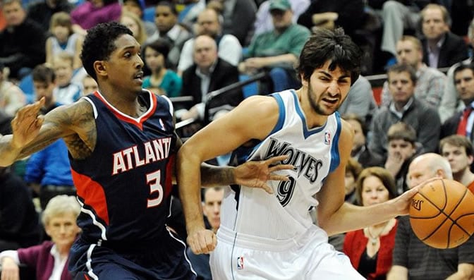 Ricky Rubio guía el balón ante la presencia de Louis Williams