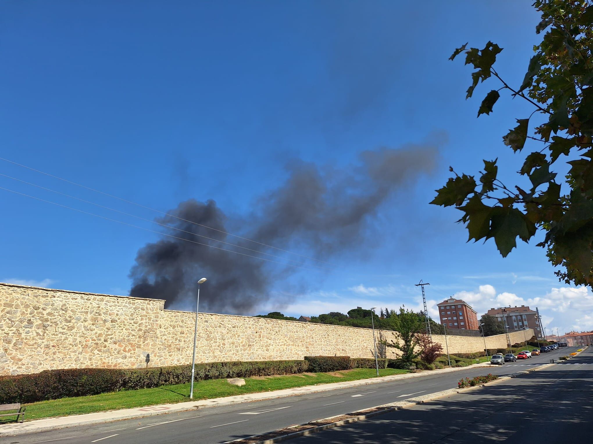 Humo procedente del incendio en una subestación eléctrica abandonada en Ávila/Cedida