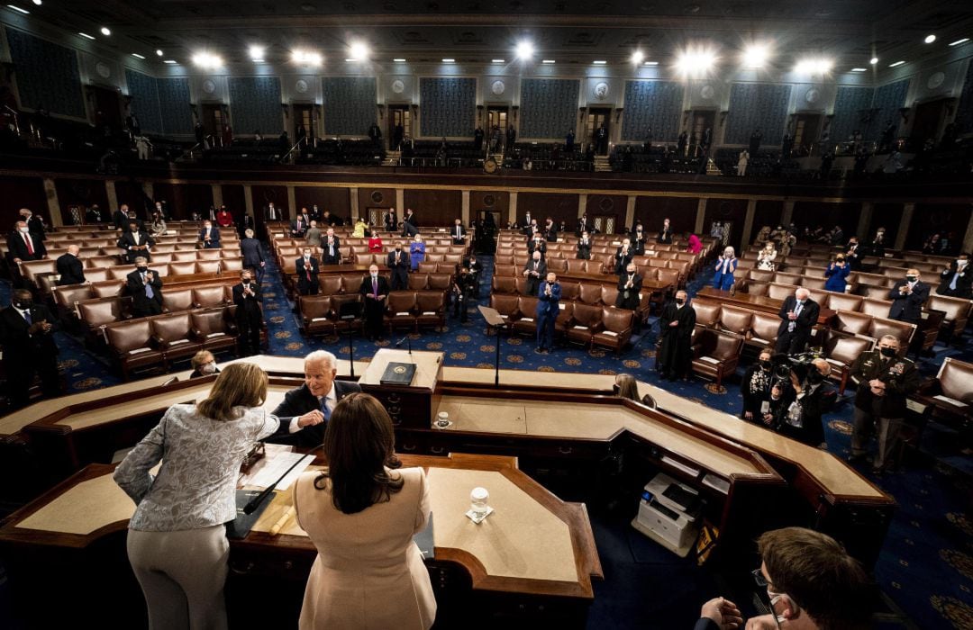 Un momento en el que Joe Biden se da la vuelta para saludar a Nancy Pelosi y Kamala Harris