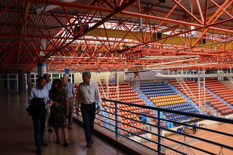 El alcalde José Antonio Santano y los concejales Cristina Laborda y Pedro Alegre en la visita a las obras de Artaleku. 