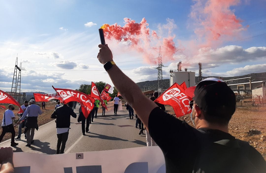 Manifestantes camino del centro de Puertollano para protestar contra el ERTE en Repsol en 2021