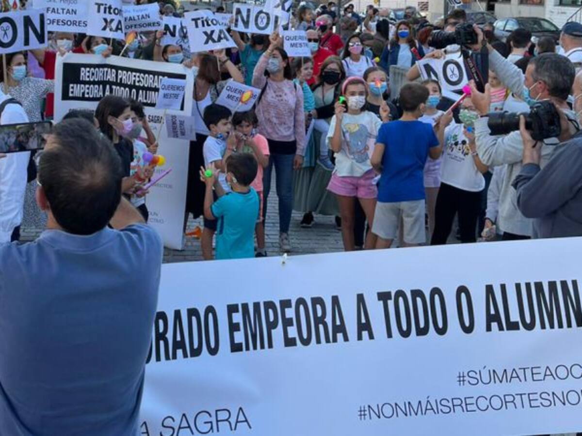 La comunidad educativa del Ramón de la Sagra se planta ante la Xunta para exigir un profesor