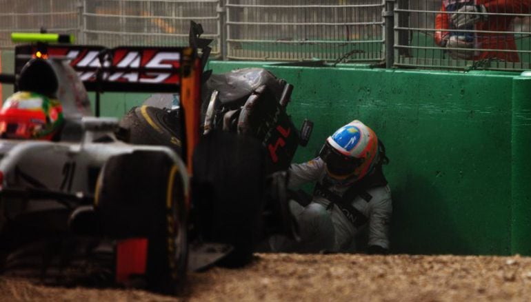 Fernando Alonso abandonando su McLaren tras el accidente que sufrió en el circuito de Albert Park