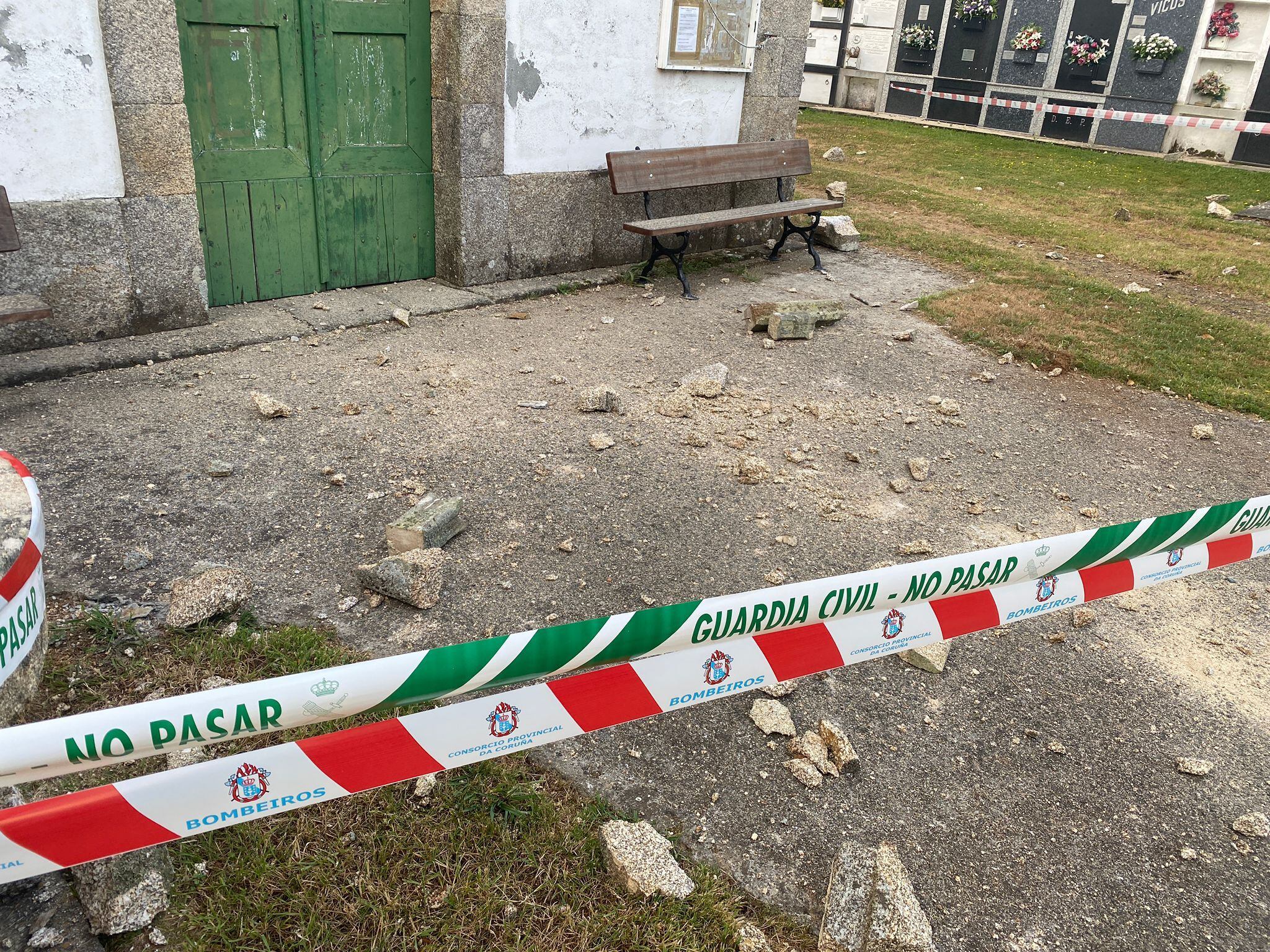 Restos del campanario de la iglesia de Orto (Abegondo) sobre el suelo