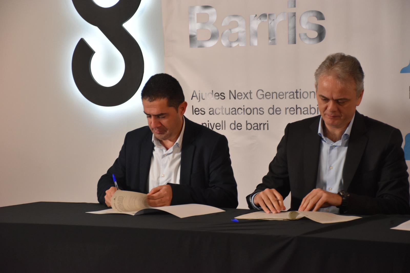 Toni Francés, alcalde de Alcoy, y Héctor Illueca, vicepresidente segundo y conseller de Vivienda, firmando el protocolo de actuación para la rehabilitación de los barrios Font Dolça y Sagrado Corazón en el acto celebrado este martes en el Centro del Carmen Cultura Contemporánea en Valencia.