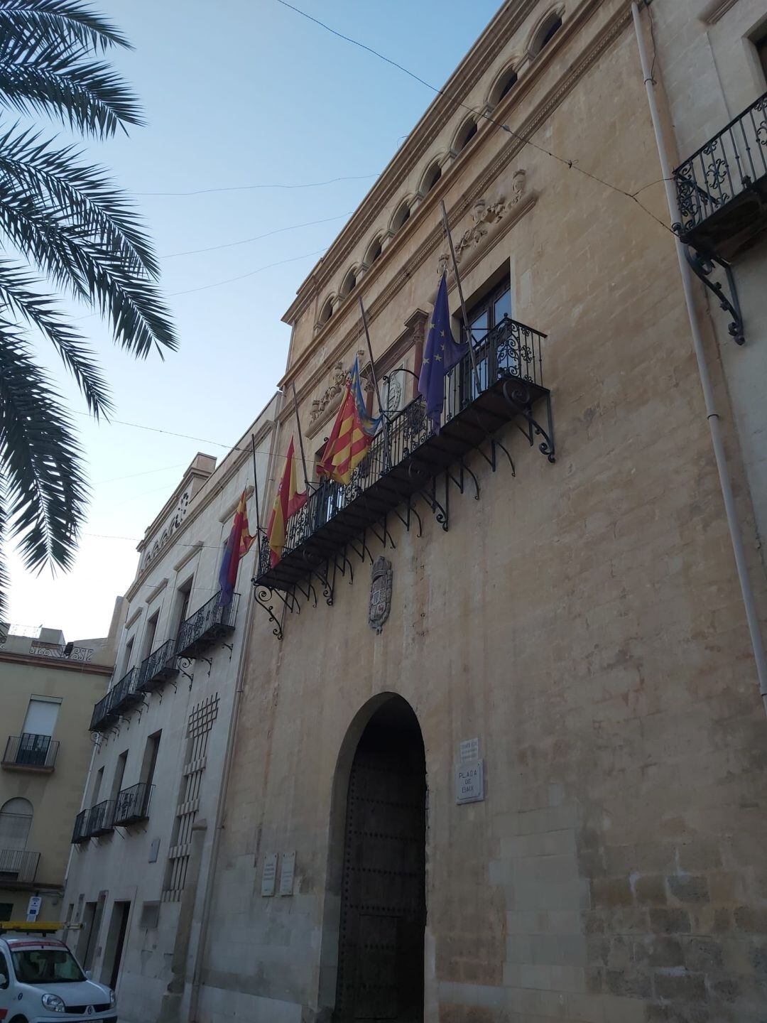 Banderas a media asta en el Ayuntamiento de Elche