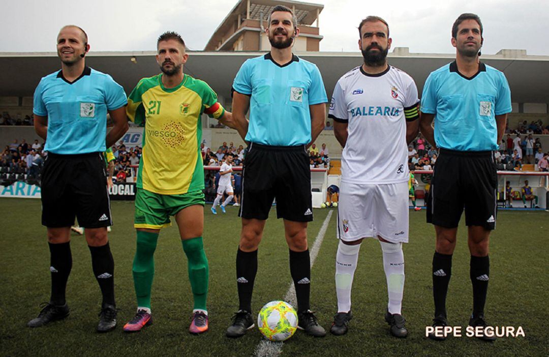 Los capitanes posan antes del partido.