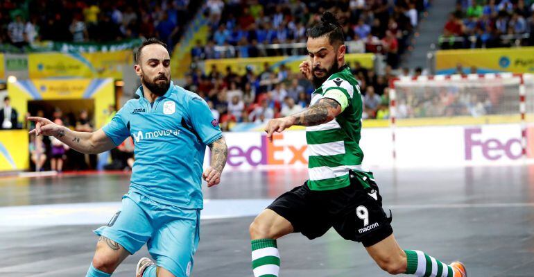 Ricardinho trata de quitarle la pelota a un contrario durante la final