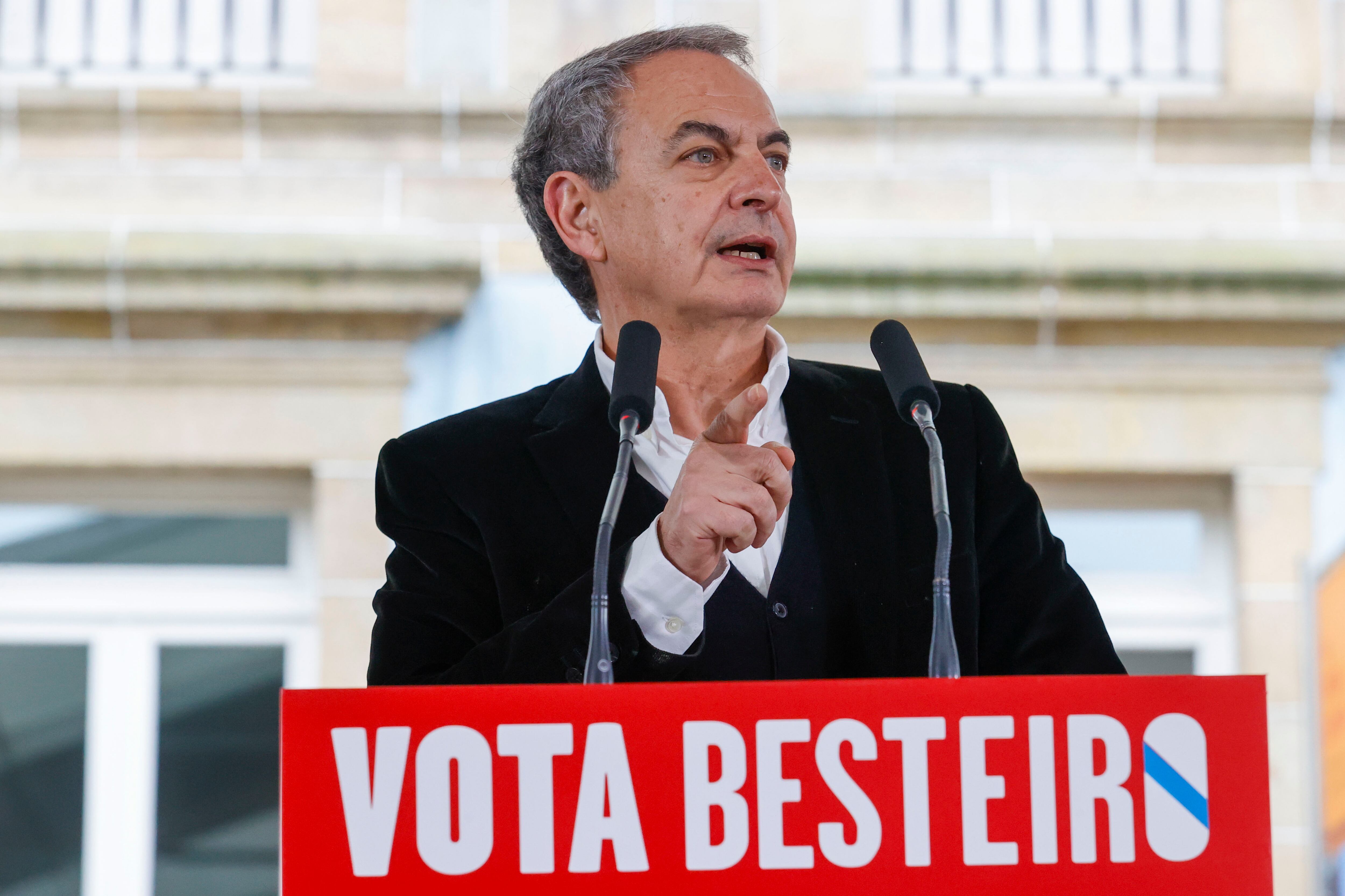 El expresidente del Gobierno José Luis Rodriguez Zapatero participa en un mitín candidato del PSdG a la Xunta, José Ramón Gómez Besteiro.