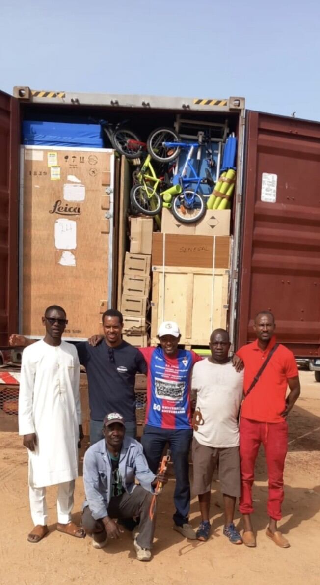 Imagen de un trailer con bicicletas y otros equipamientos recién llegados a Senegal.