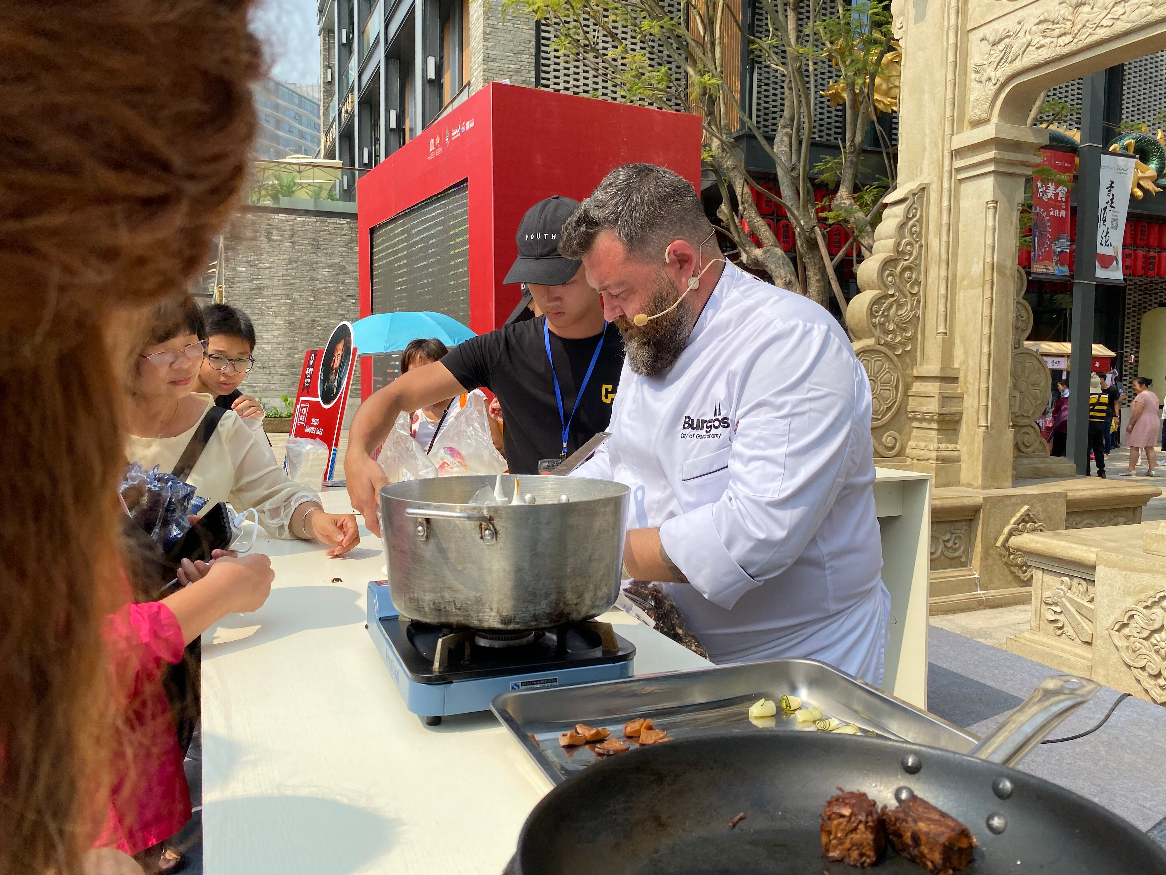 El cocinero Cucho Íñiguez, en una acción promocional de Burgos como Ciudad Creativa de la Gastronomía