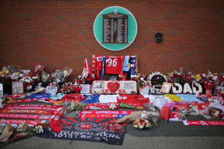 Recuerdos en memoria de los 96 fallecidos en el estadio de Hillsborough