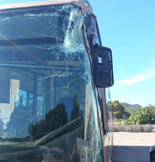 Daños en el autobús tras el impacto