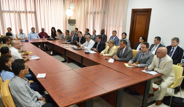 HAB201. LA HABANA (CUBA), 05/03/2015.- Fotografía cedida por la Oficina del Alto Comisionado para la Paz de Colombia donde de la reunión de la subcomisión técnica para el fin del conflicto donde participan los representantes del gobierno colombiano (d) y 