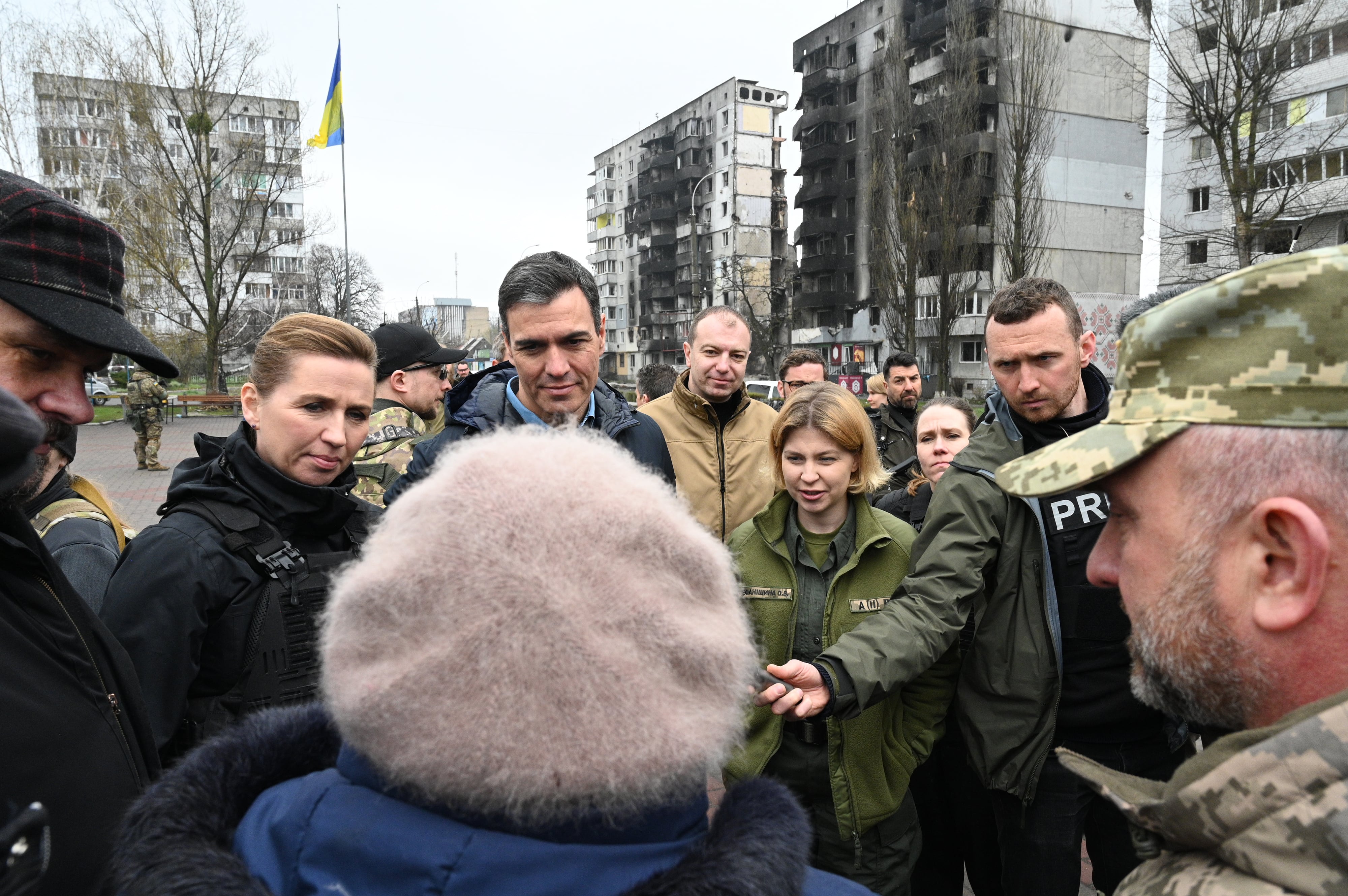 Pedro Sánchez recorre las devastadas calles de Borodyanka (Ucrania), durante su visita de apoyo a Ucrania tras la invasión rusa el pasado 24 de febrero.