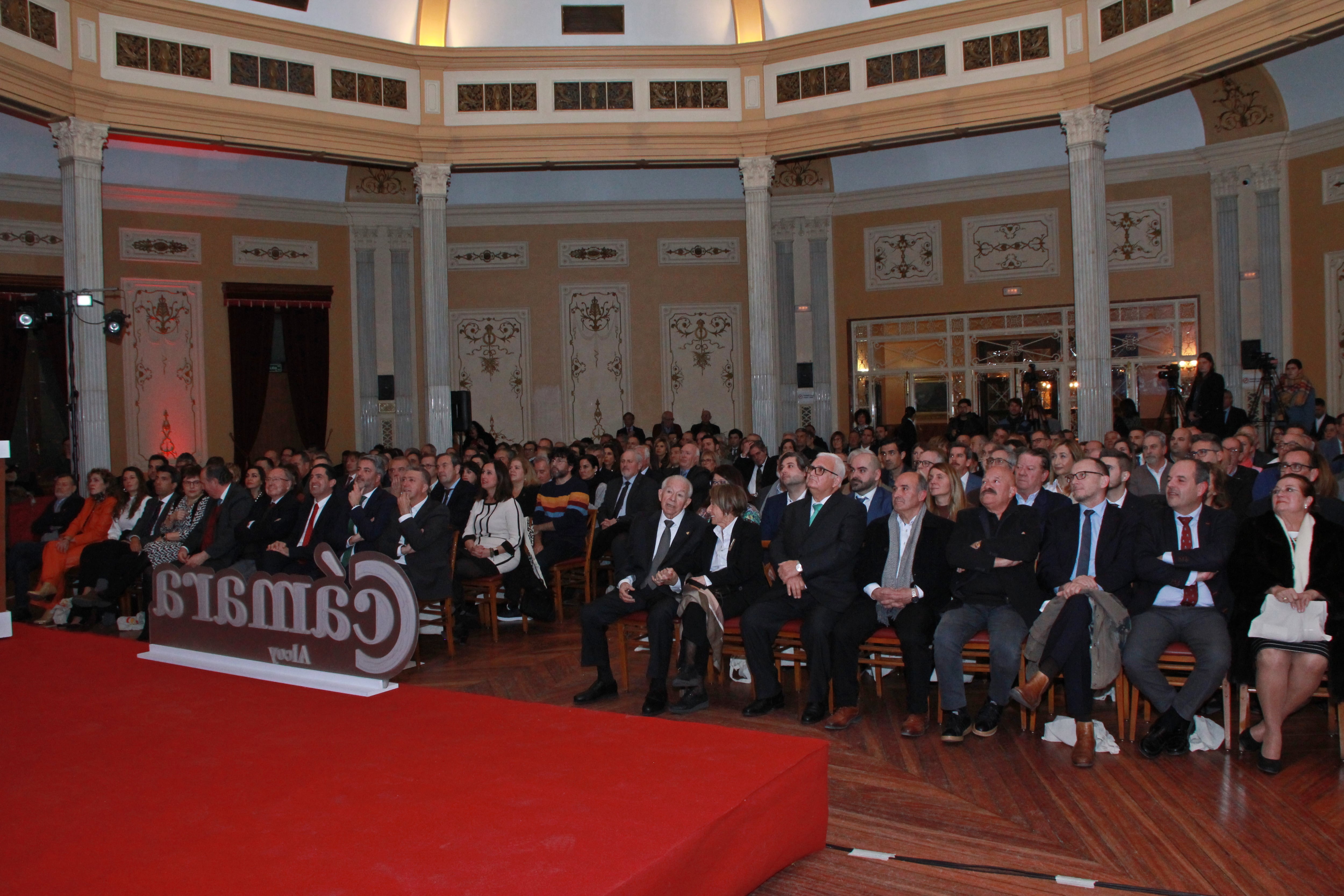 Los asistentes a la gala de los Premios de la Cámara de Alcoy 2023 celebrada en el Salón Rotonda del Círculo Industrial.