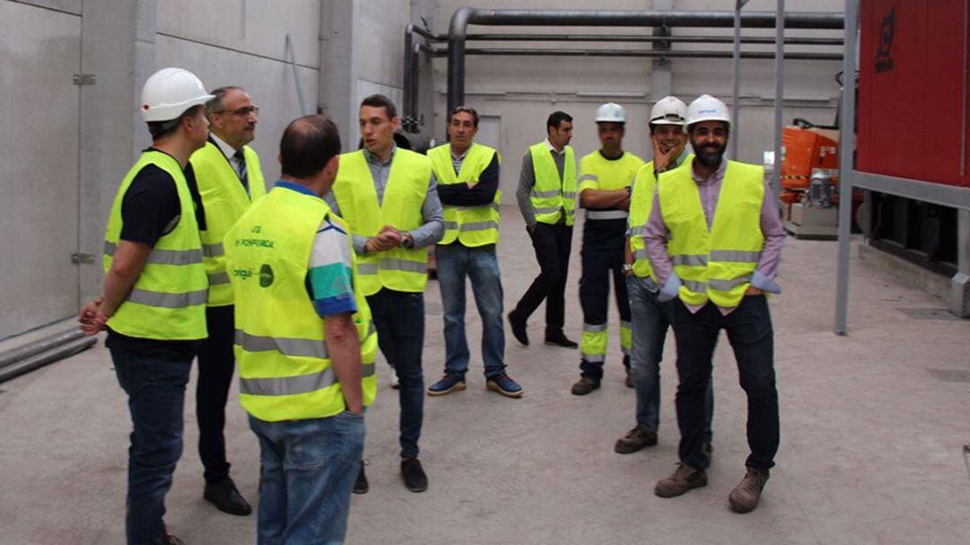 Olegario Ramón visitando las instalaciones de la red de calor