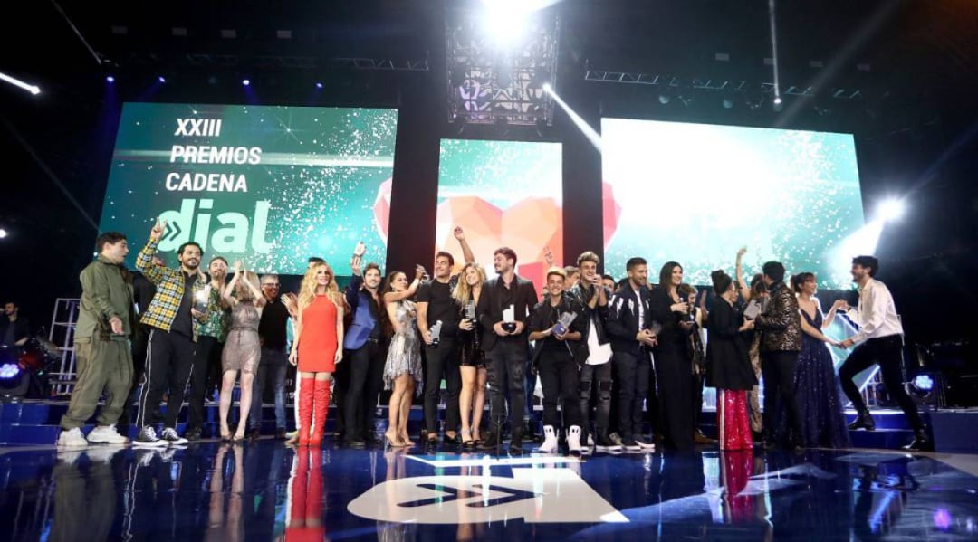 Foto de familia tras la celebración de los XXIII Premios Cadena Dial 2019 en el Recinto Ferial de Santa Cruz de Tenerife