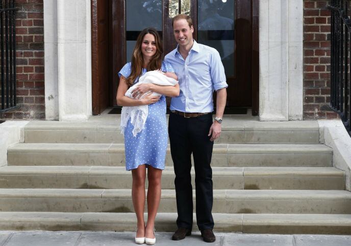 Guillermo y Catalina presentan a su hijo en las puertas de hospital St.Mary. El bebé todavía no tiene nombre