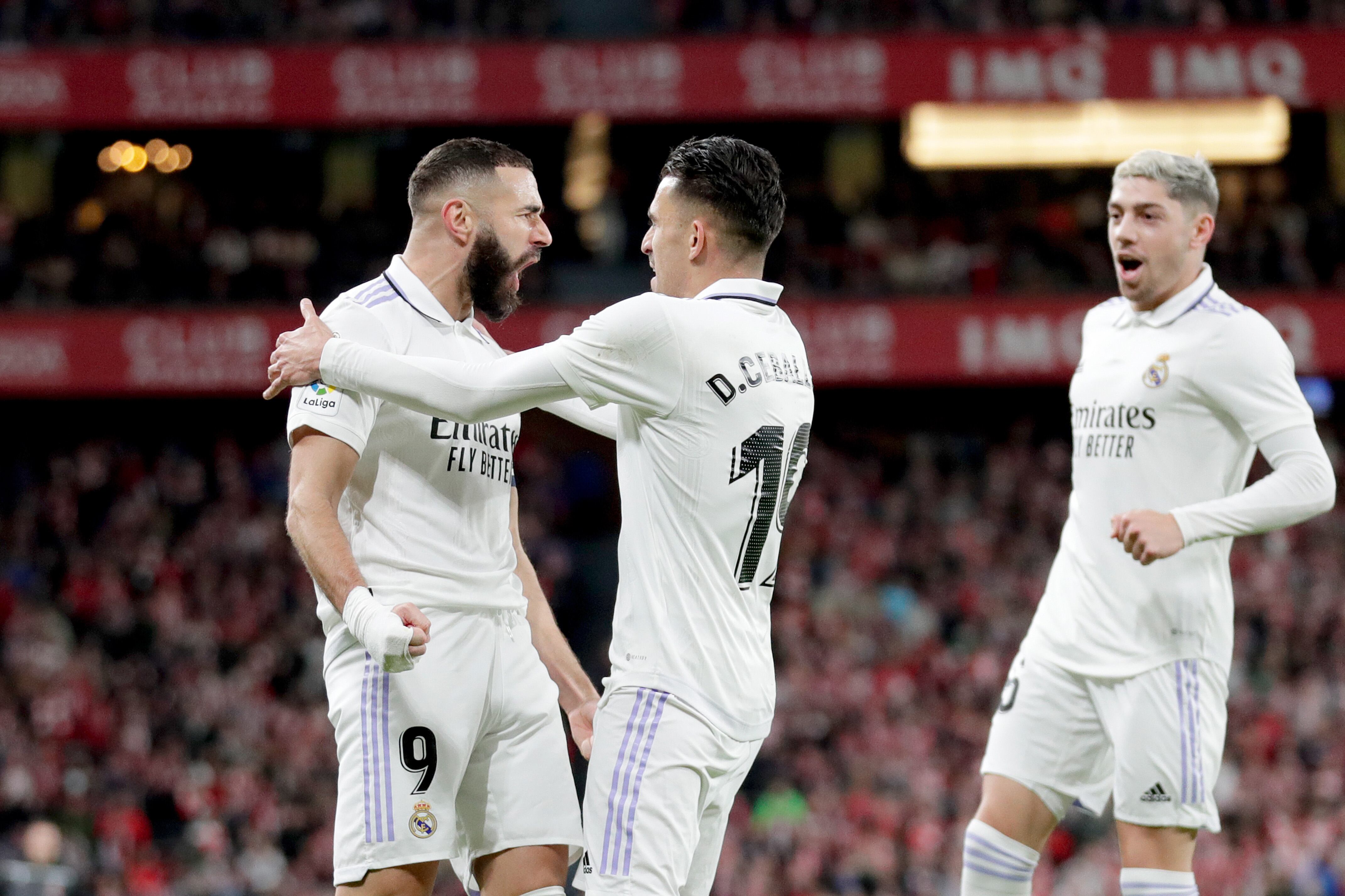 Benzema celebra el 0-1 del Real Madrid en San Mamés