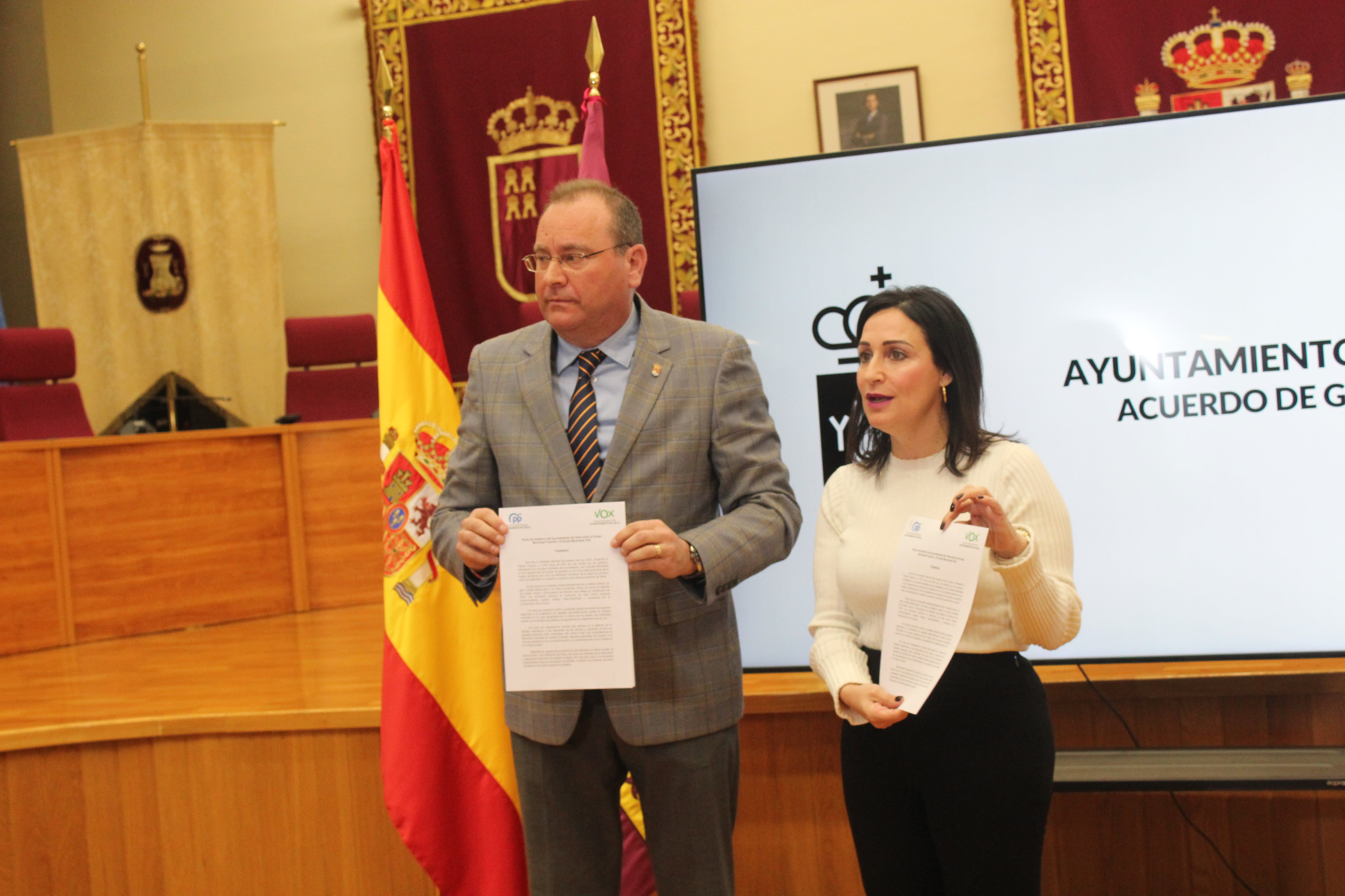 Remedios Lajara, alcaldesa de Yecla y el portavoz de VOX, Vicente Quiles, durante la presentación del acuerdo de Gobierno