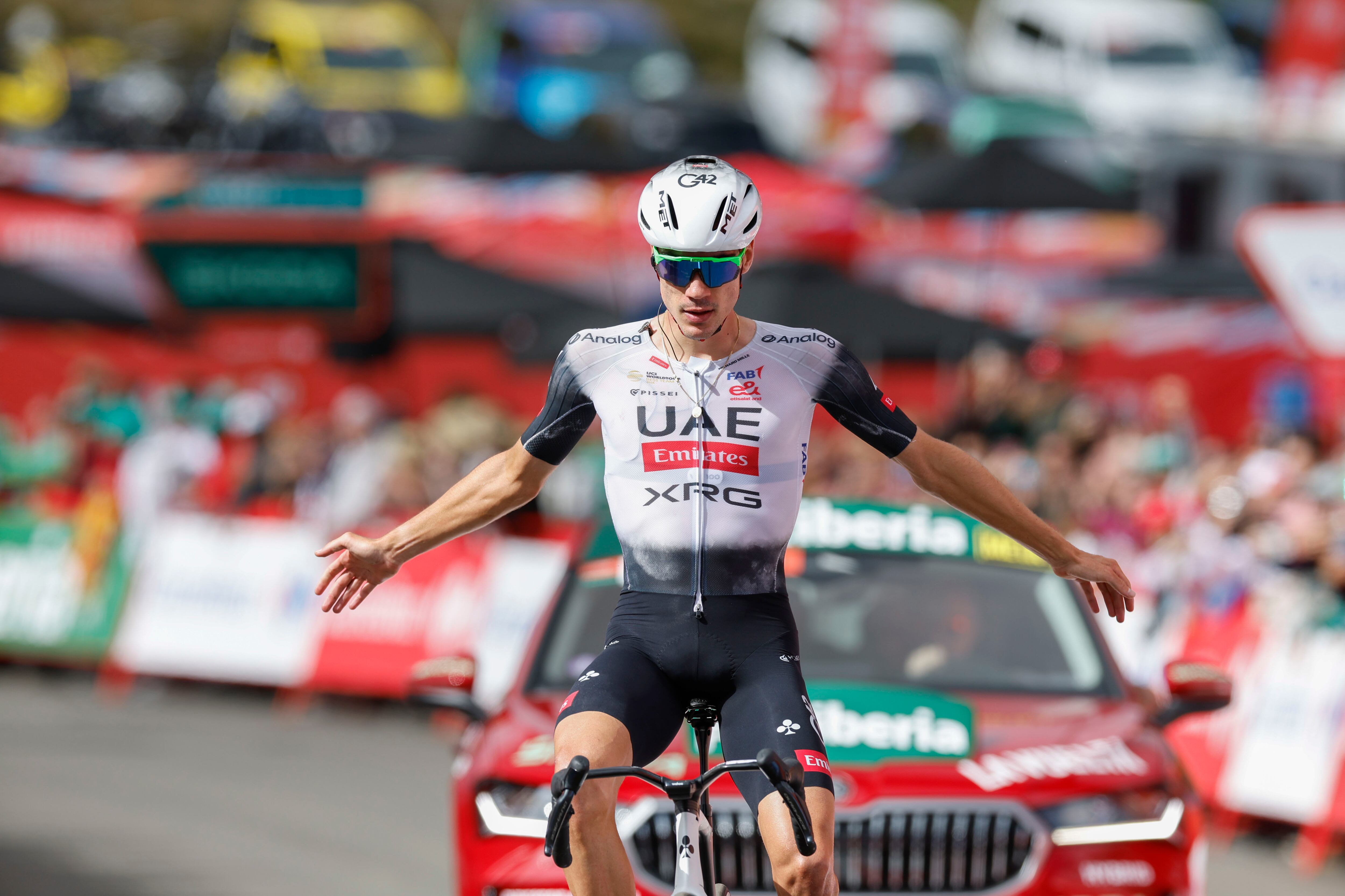 CERLER (HUESCA), 29/08/2025.- El ciclista español del Emirates UAE Juan Ayuso celebra su victoria en la séptima etapa de la Vuelta Ciclista a España que vive este viernes su segunda jornada montañosa con salida en Andorra La Vella y llegada en Cerler (Huesca) tras 187 kilómetros de recorrido. EFE/Javier Lizón

