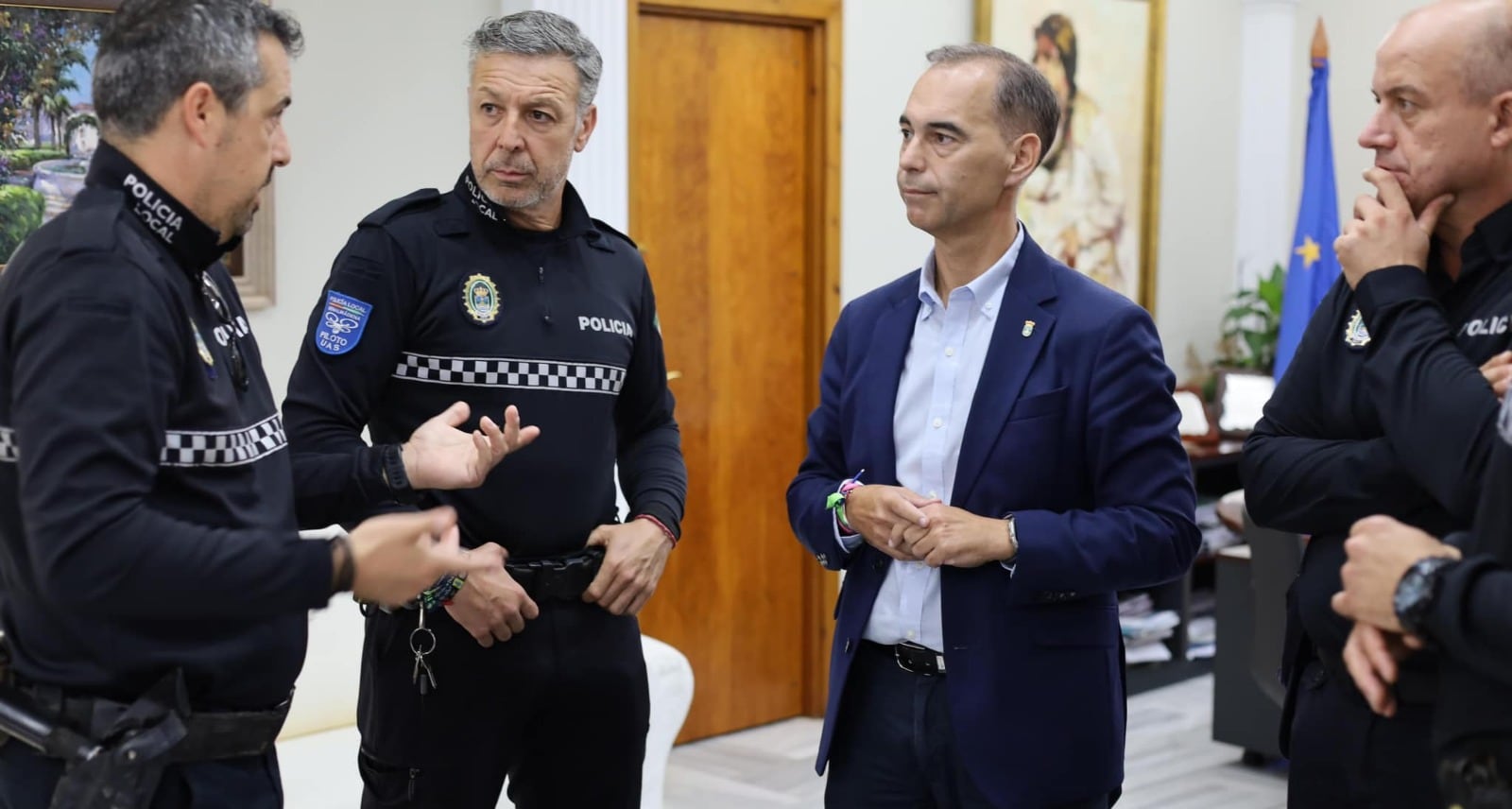 Agentes de la Policía Local de Benalmádena con el alcalde del municipio