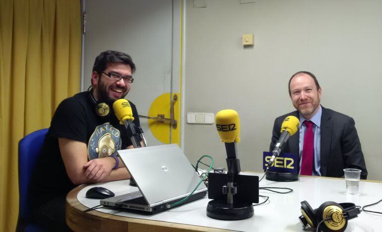 A la derecha, el director del aeropuerto de Lavacolla, Ricardo López, durante su entrevista en Hoy por Hoy Santiago, con Luis Pardo (izquierda).