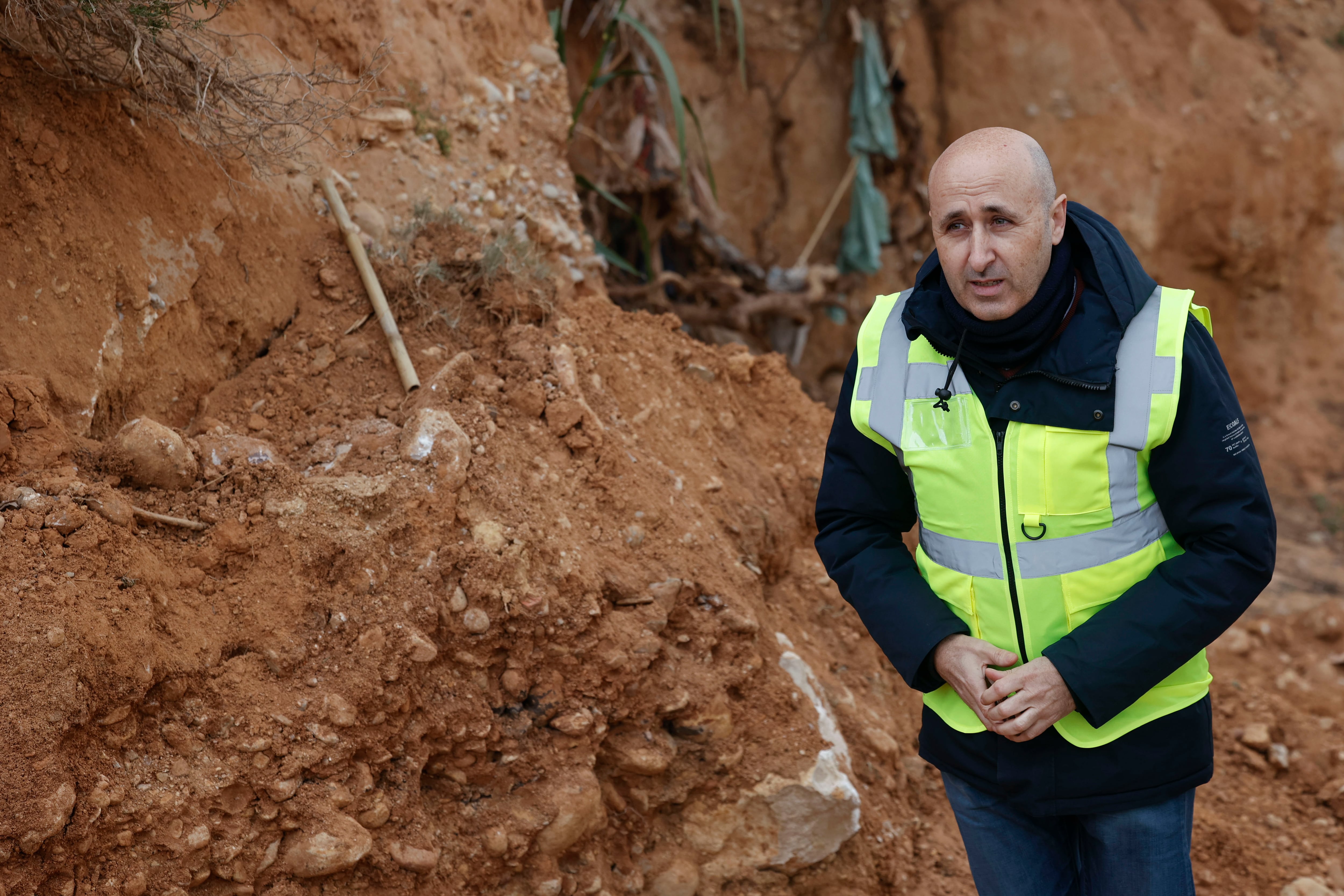 El presidente de la Confederación Hidrográfica del Júcar, Miguel Polo, visita Torrent para ver el estado de las infraestructuras hídricas que precisan su actuación.