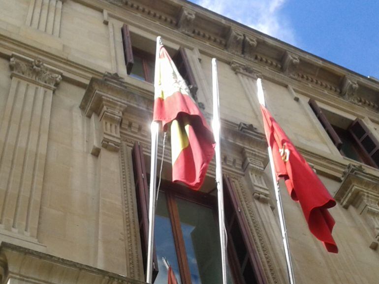 Mástil vacío, sin la bandera europea, en la fachada del Parlamento de Navarra en el día de Europa