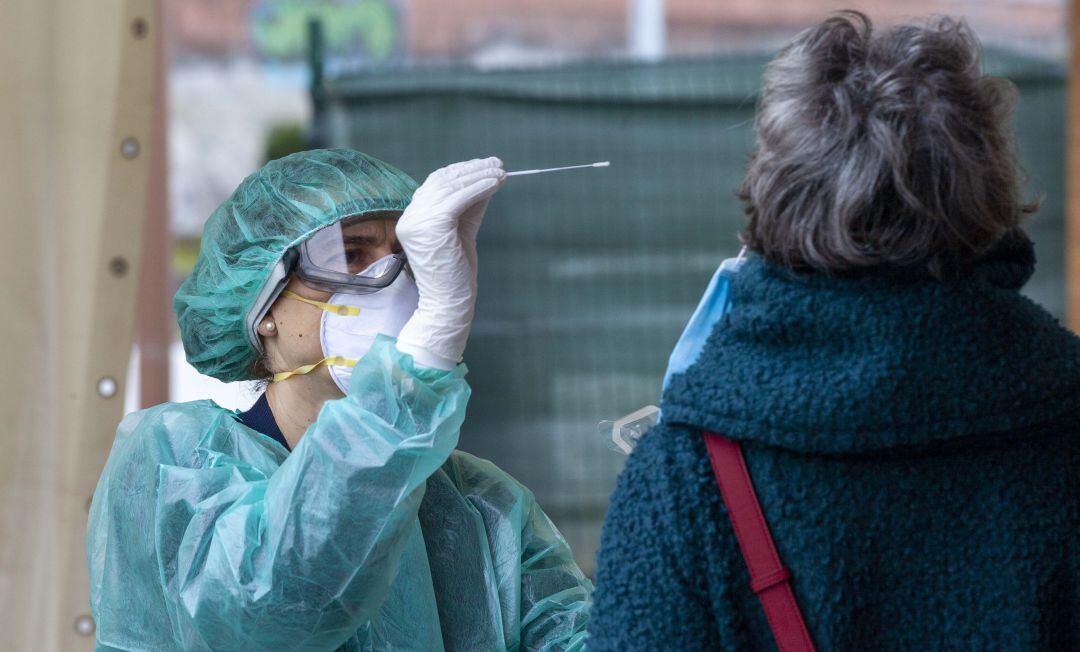 Una sanitaria realiza una PCR.