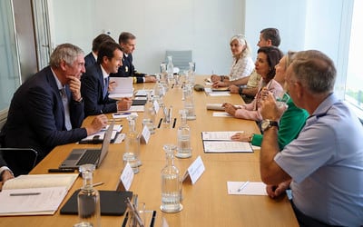 La ministra de Defensa, Margarita Robles en su reunión con Ángel Escribano, presidente de Indra; José Vicente de los Mozos, CEO de la compañía, y Manuel Escalante, director de tecnología (Autor: Ministerio de Defensa)