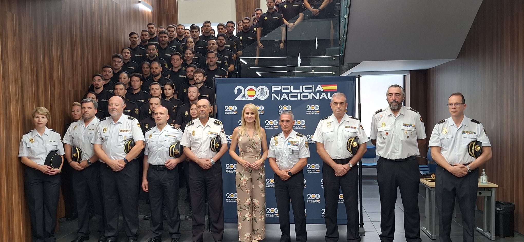 La delegada del Gobierno, Mariola Guevara, y el jefe Superior de Policía, Ignacio del Olmo, en la recibida a los nuevos 66 policías nacionales en prácticas