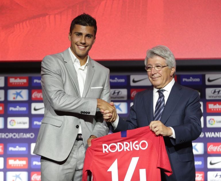 &#039;Rodri&#039;  junto al presidente del Atlético de Madrid ,Enrique Cerezo, durante la presentación como nuevo jugador rojiblanco