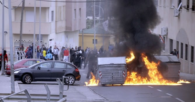 Un grupo de entre 30 y 40 personas, en su mayoría jóvenes, protagonizan disturbios en el barrio de la Cañada de Hidum de Melilla, donde han formado barricadas con neumáticos y contenedores, a algunos de los cuales han prendido fuego.