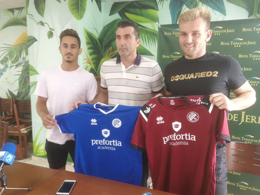 Alain -izquierda- y Álvaro Iso -derecha- son presentados oficialmente en el Xerez DFC.