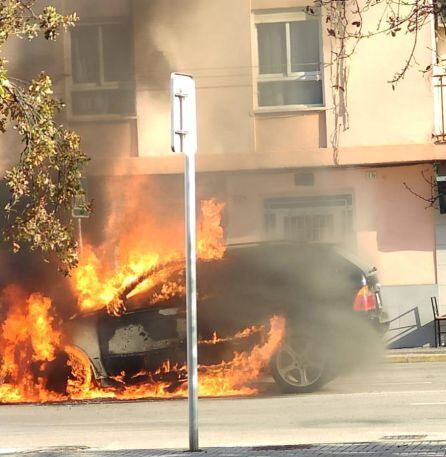 Coche en llamas en Gandia