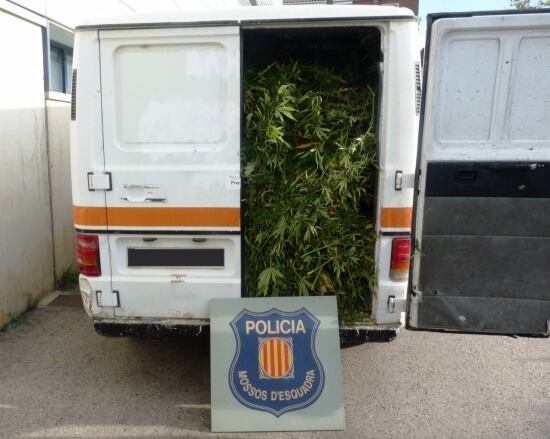 La furgoneta plena de marihuana amb la que fugien. Foto: Mossos