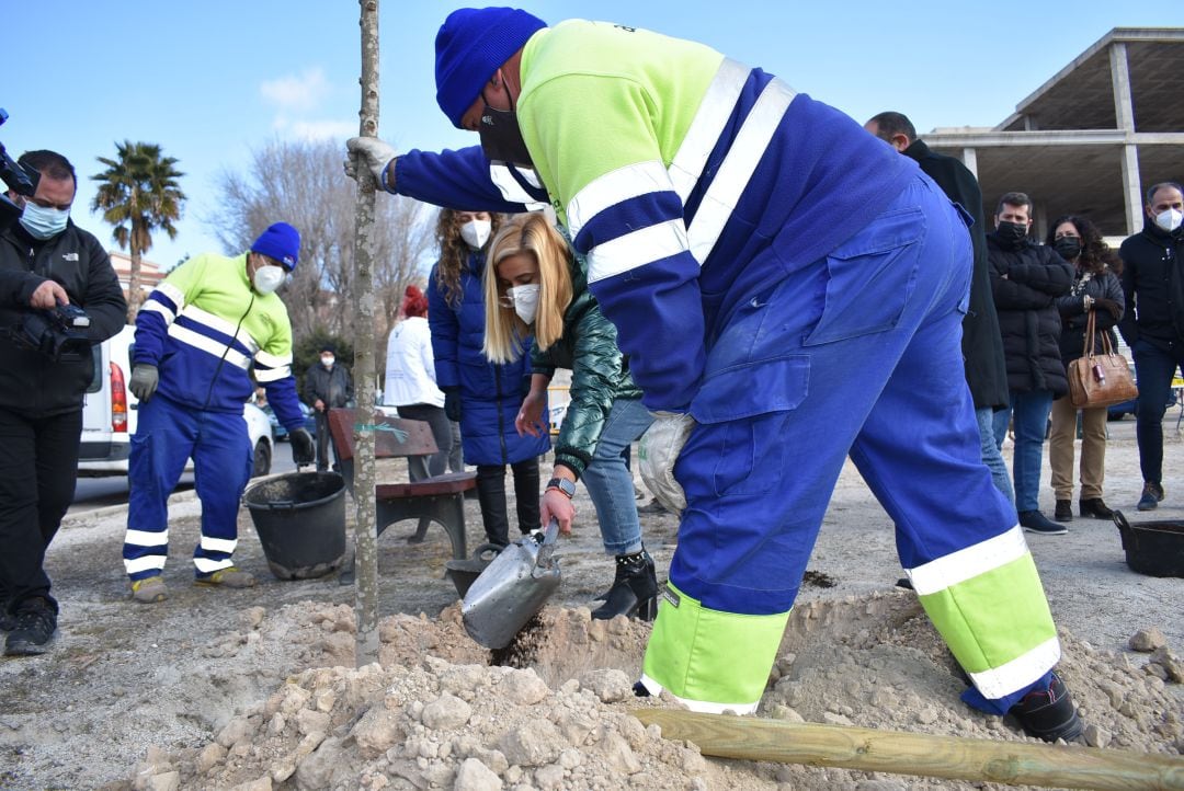 Representantes de todos los grupos municipales y la alcaldesa de Petrer han participado en un acto simbólico en torno a esta iniciativa de sostenibilidad y ecología a través del compostaje comunitario