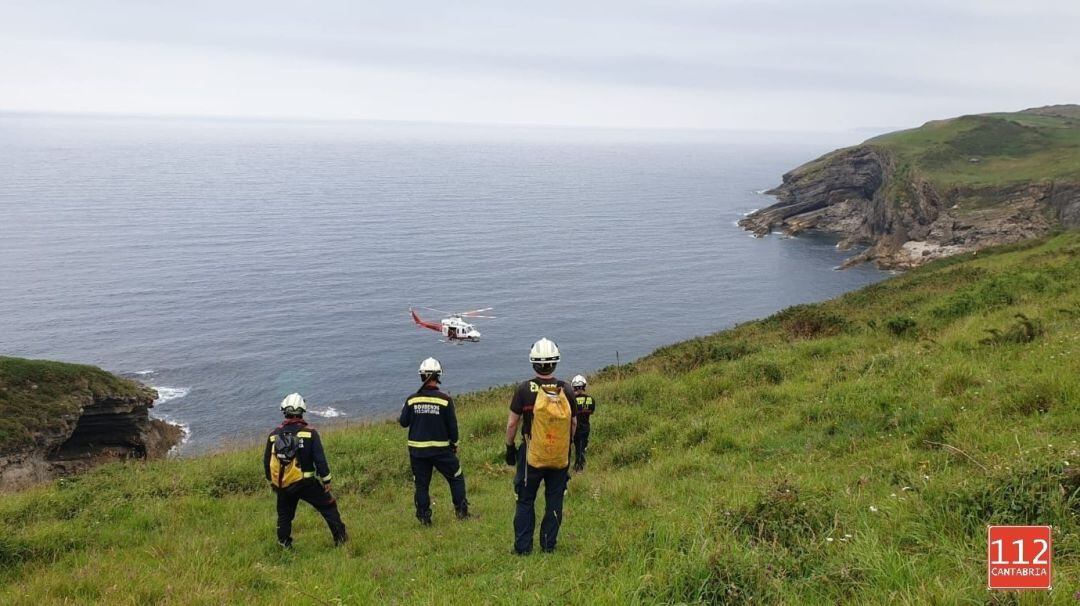 Búsqueda del menor desaparecido desde el domingo en los acantilados de Ruiloba