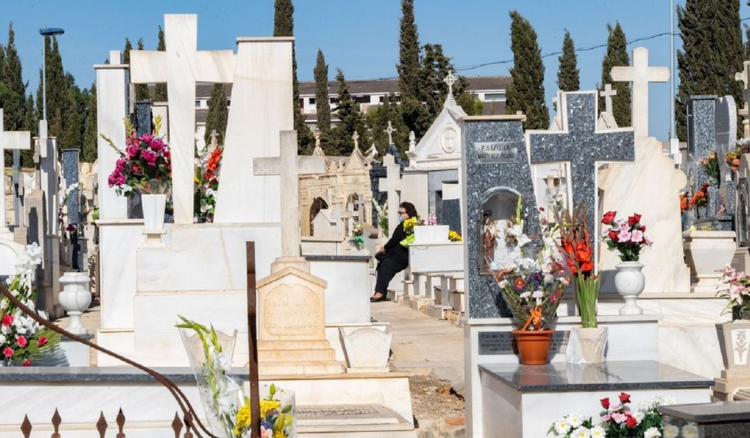 Festividad de Todos los Santos en el cementerio de San Antón.